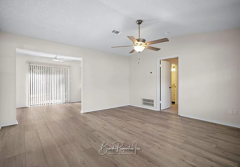 10677 Silver Creek Dr — Photo 3