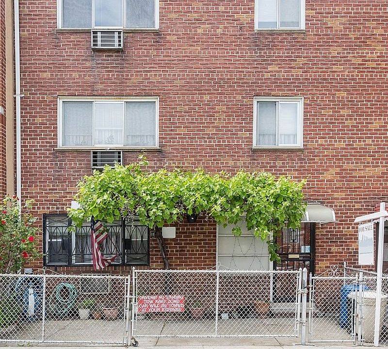 1st image of 2524 33rd St
