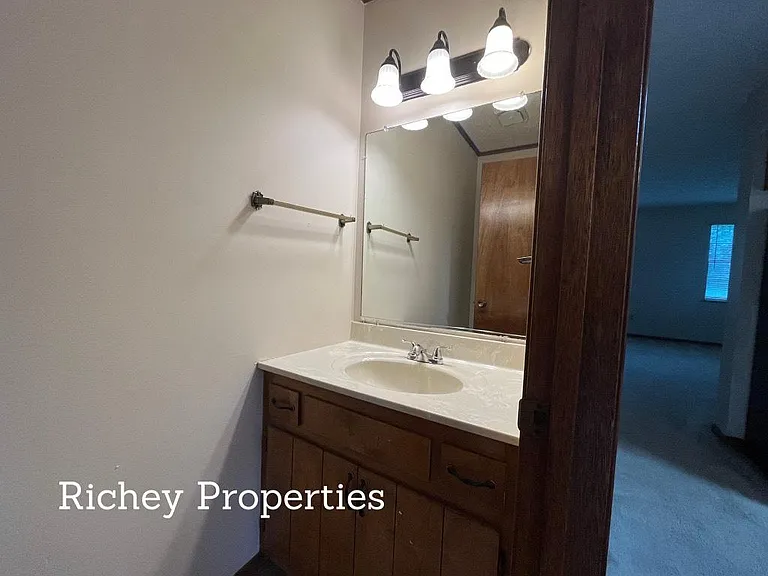 109 Goldenview Ln — Photo 10