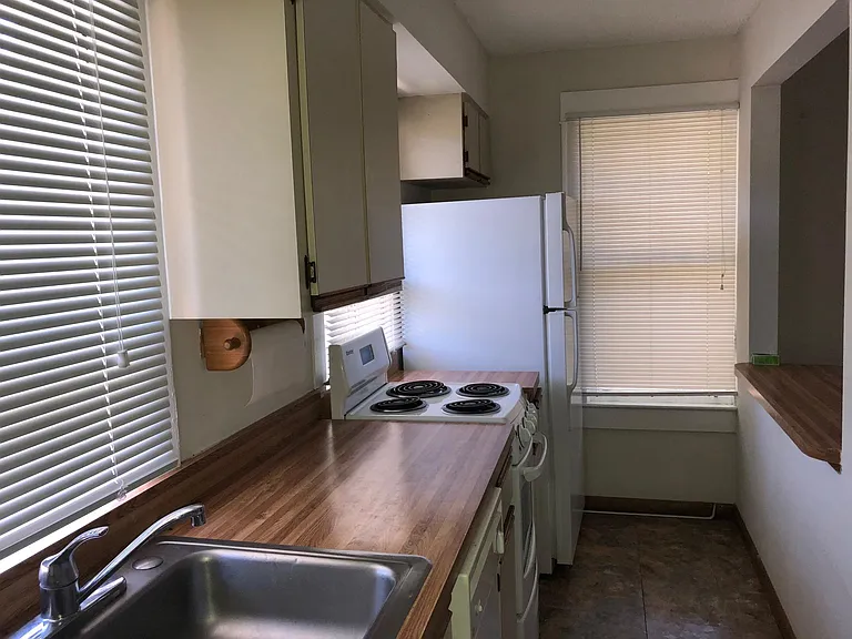 1243 Ridgewood St — Photo 3