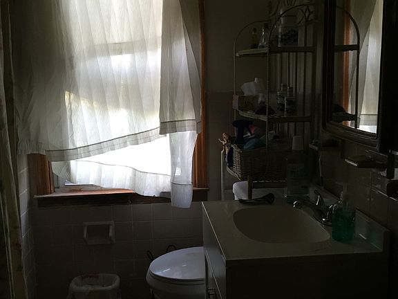 4th image of 41 Carman Ave