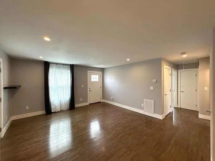 300 E Peterson Dr — Photo 4