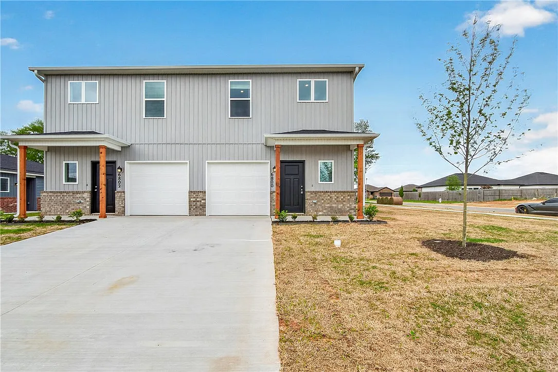 3 bed, 2.5 bath, 1599 sqft, $1,525 — Photo 1