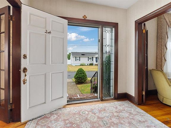 4th image of 24 Bel Air Dr