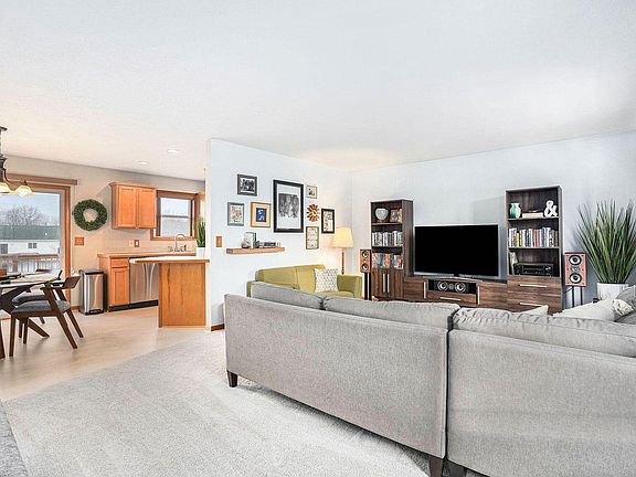 3rd image of 450 Greenview Dr