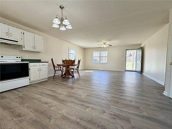 4th image of 633 Cash Rd NE