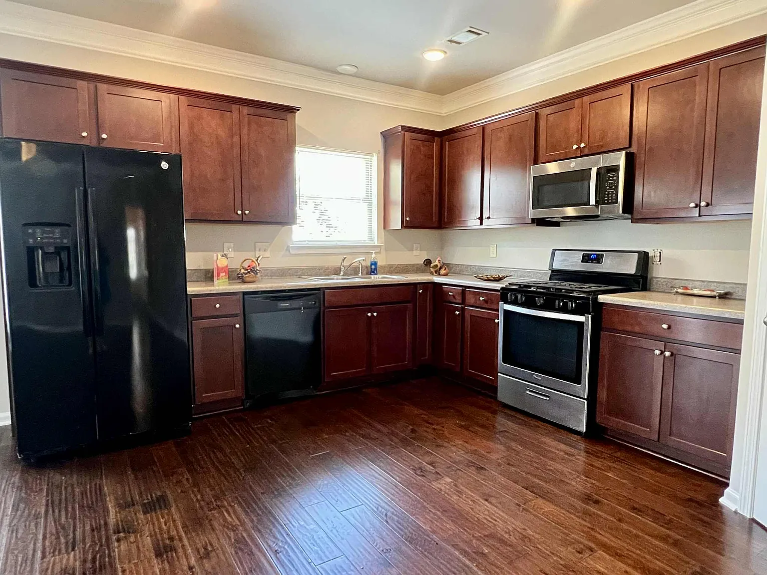 3 bed, 1850 sqft, $1,975 — Photo 2