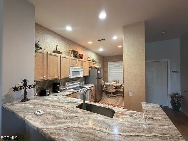 2 bed, 2.0 bath, 1068 sqft, $6,100 — Photo 4