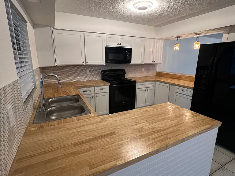 923 Royal Palm Dr — Photo 3