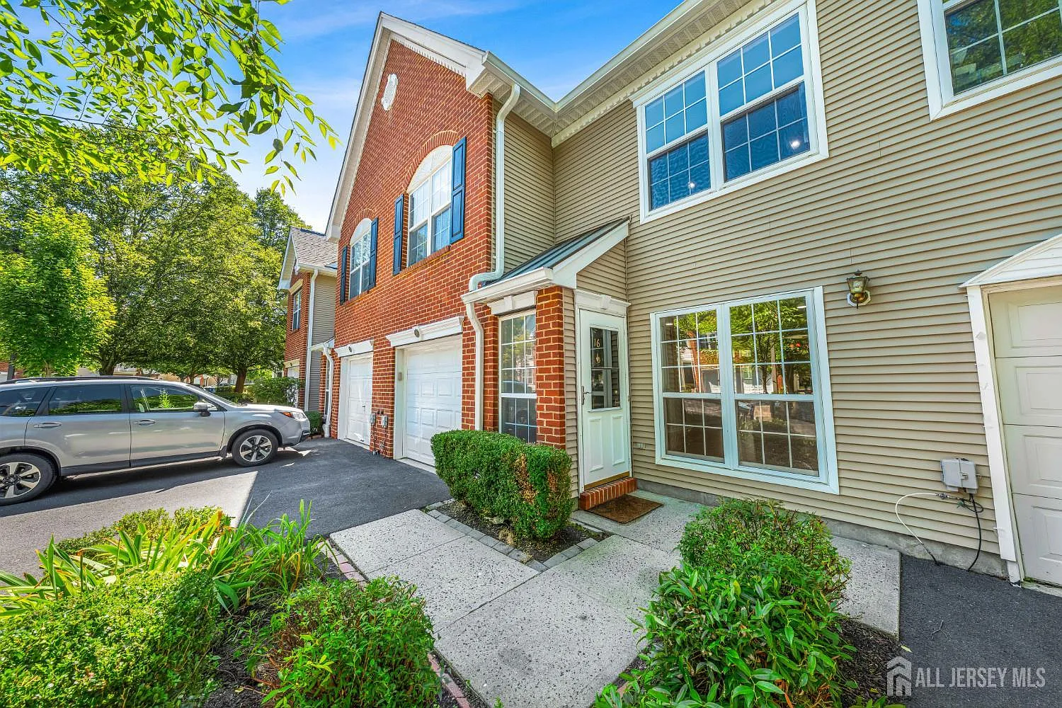 3 bed, 2.5 bath, 1927 sqft, $4,000 — Photo 2