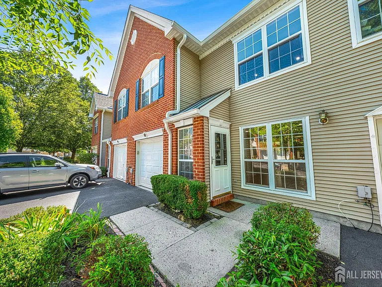 16 Lee Ct #405 — Photo 2