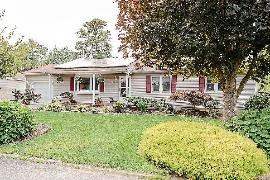 1435 Wellington Ave photo 1