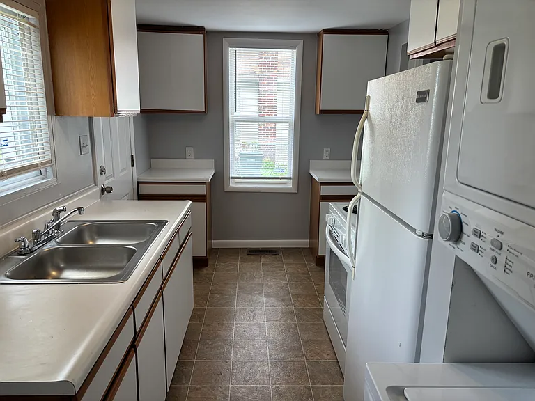 22441 Ridgeway St — Photo 36
