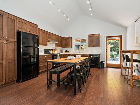 3rd image of 1835 Cherry Tree Ln