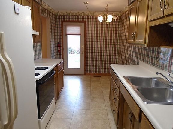 4th image of 851 Freedom Dr