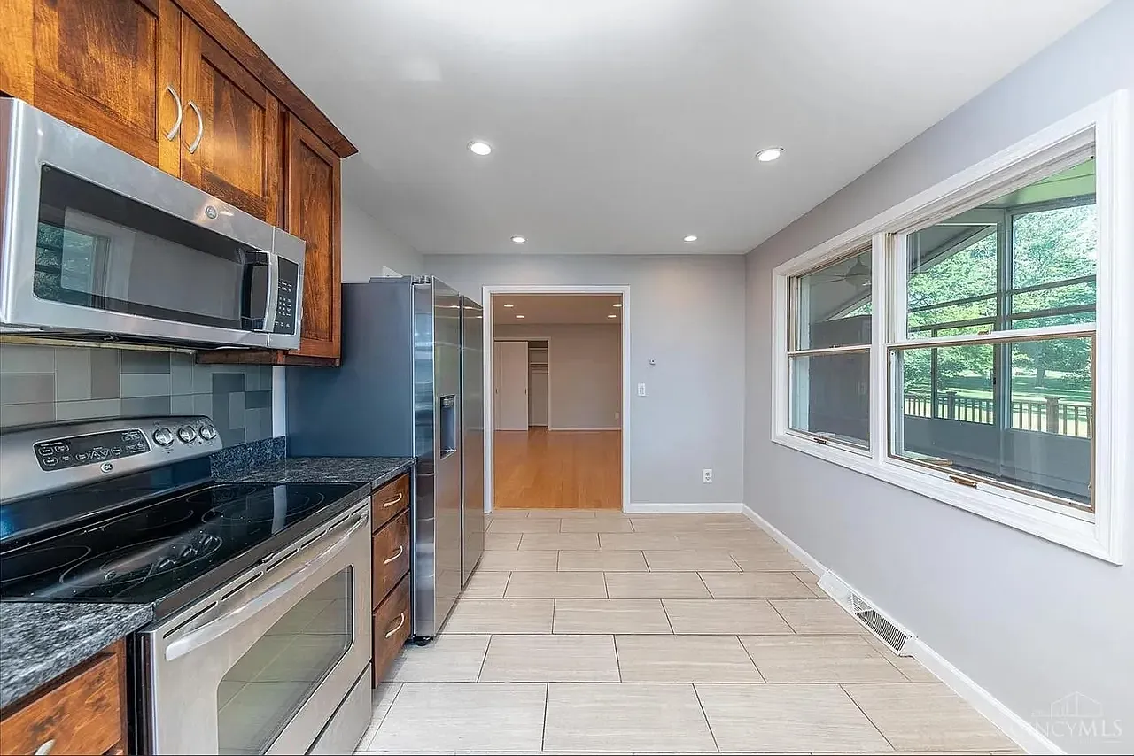 3 bed, 2637 sqft, $4,000 — Photo 3