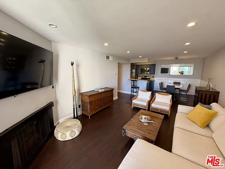 8530 Holloway Dr #318 — Photo 6