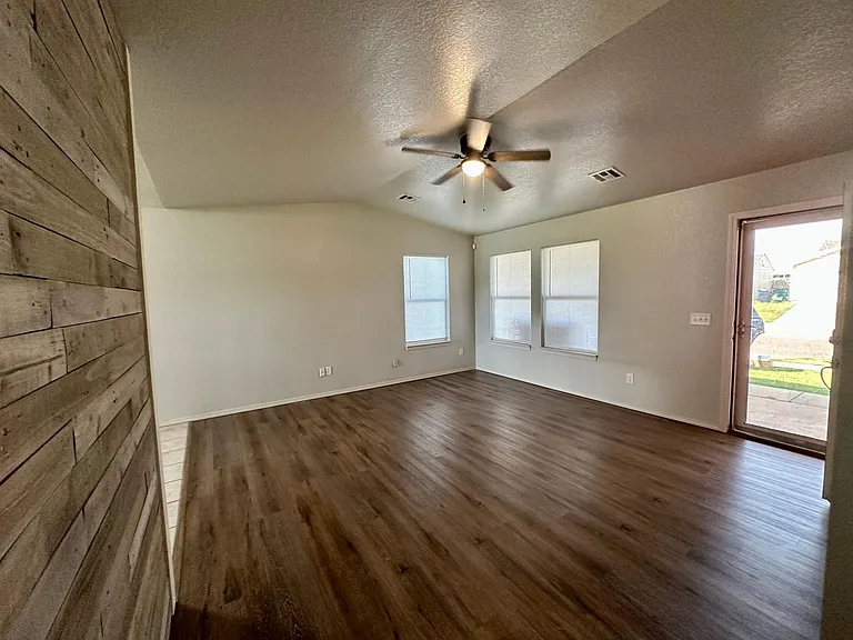 912 Danbury Pl — Photo 6