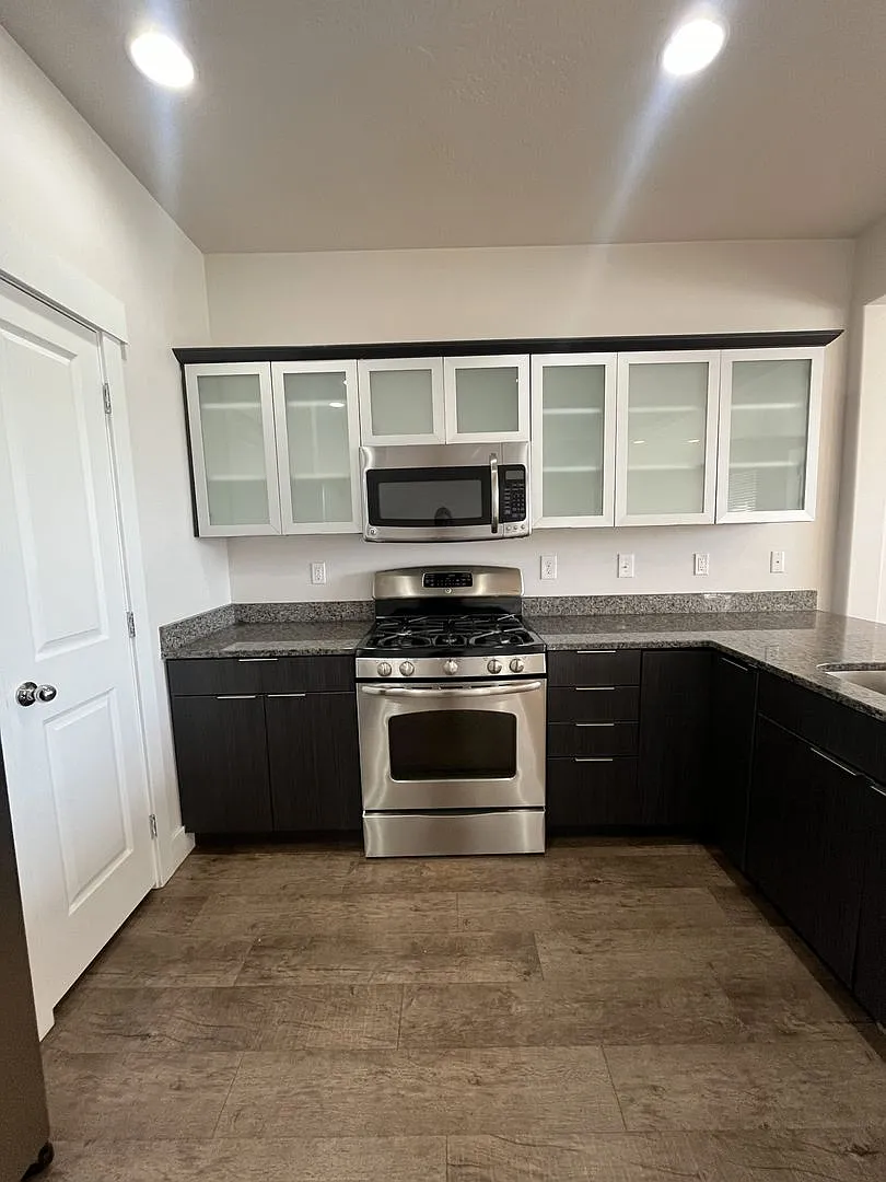 Sign A Lease Now For $2,000 Off- Newly Build 3 Bed, 2.5 Bath Townhome In Pleasant Grove — Photo 3