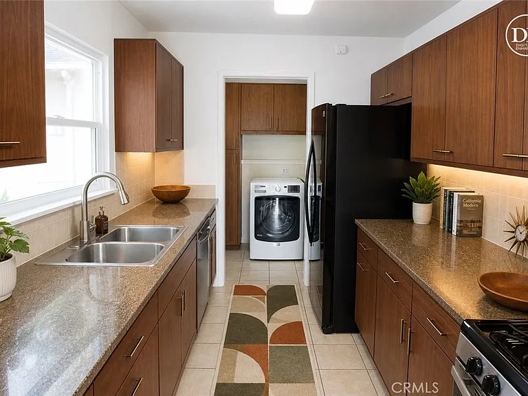 5540 Balboa Blvd — Photo 11