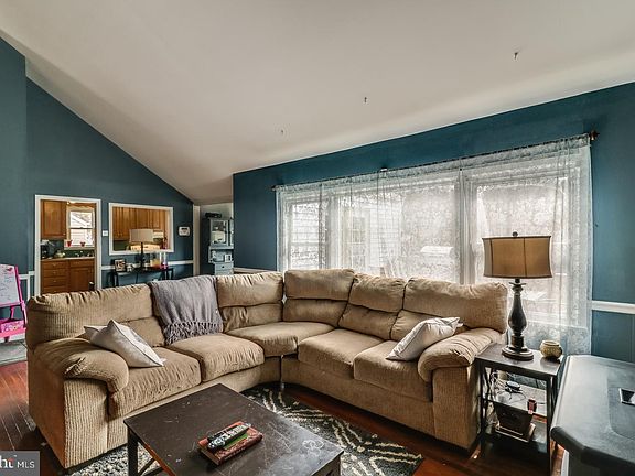 3rd image of 20 Monterry Dr