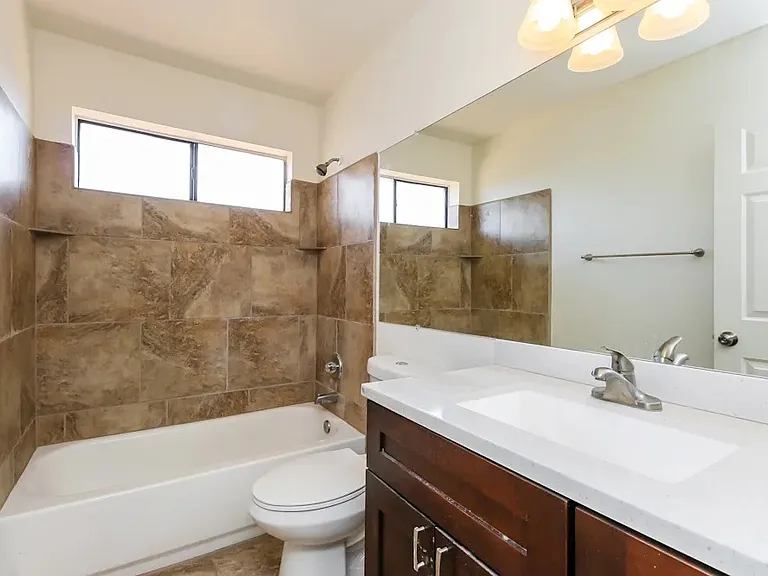 1702 N Pleasant Dr — Photo 4