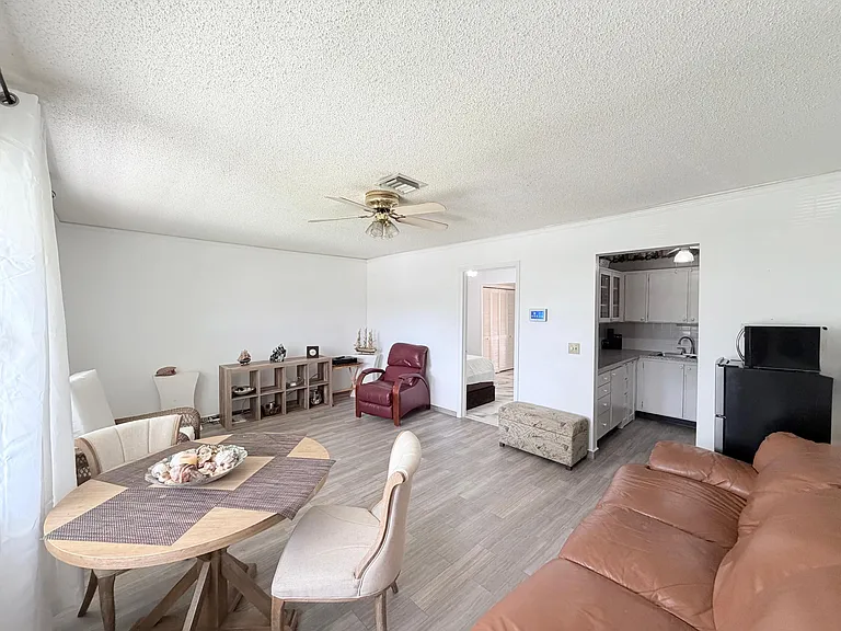 62 Easthampton C — Photo 11