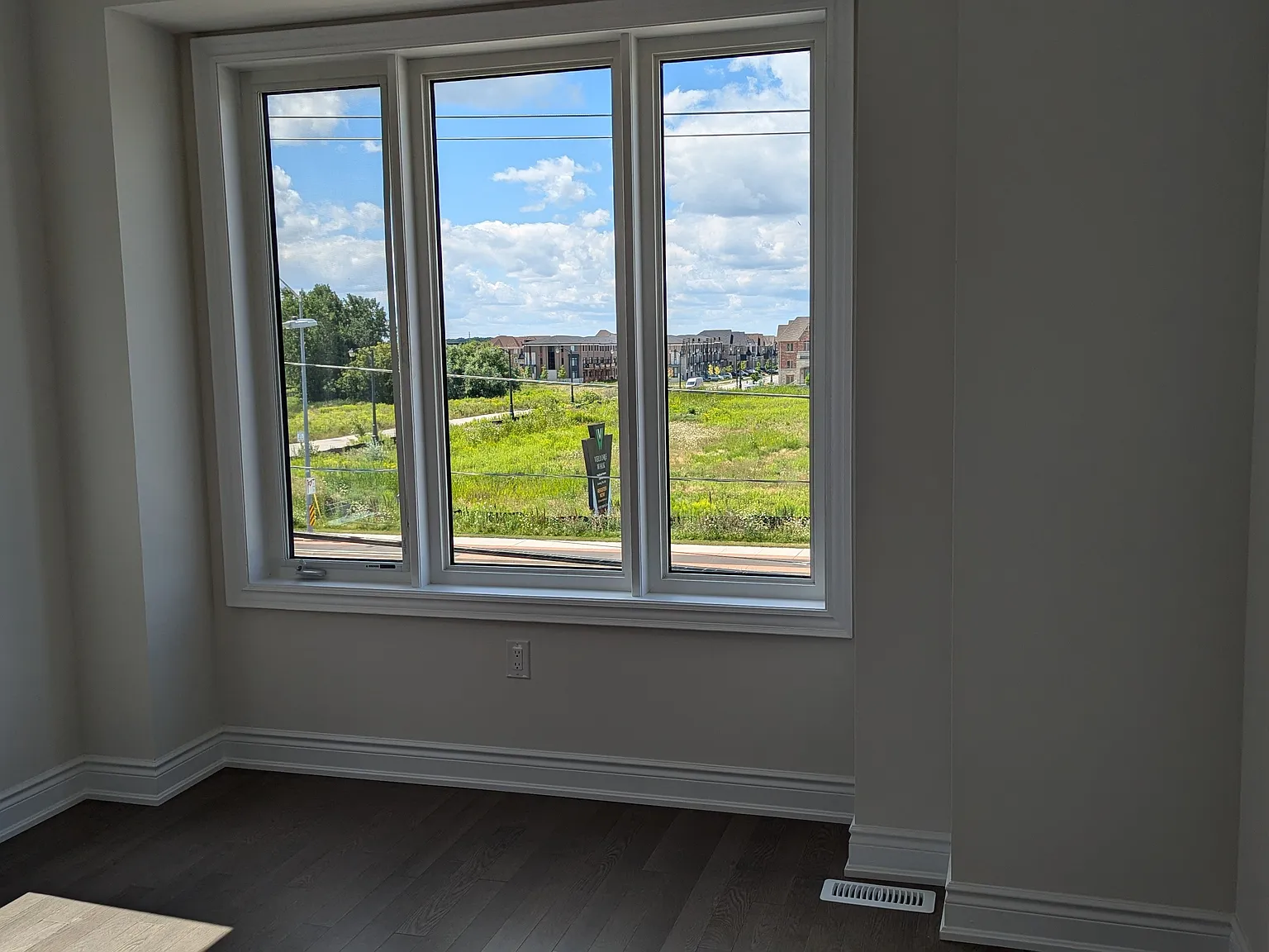 Tennant Cir, Vaughan — Photo 3