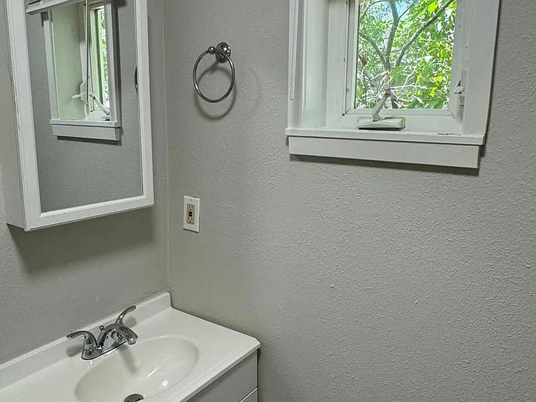 Creekside Apartments — Photo 14