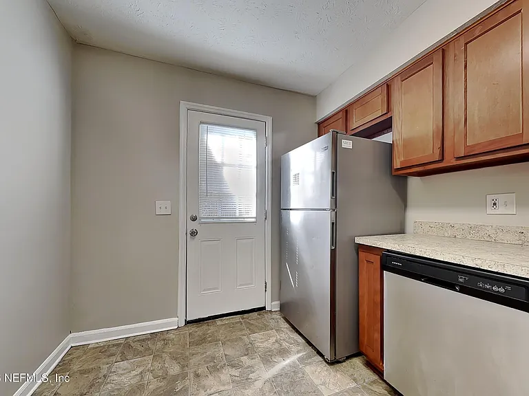 2804 Canyon Ct — Photo 5