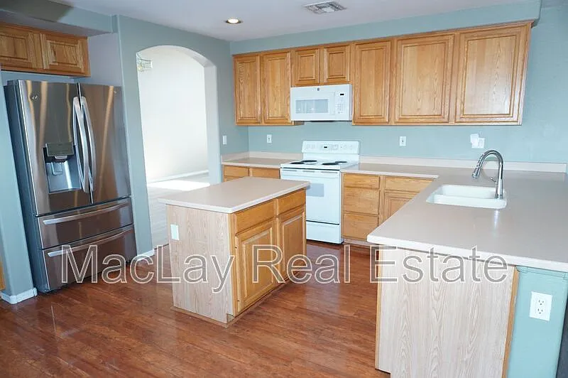 5 bed, 3.0 bath, 2350 sqft, $2,950 — Photo 2