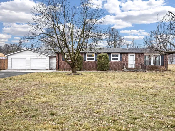 802 E John St, Bunker Hill, IL 62014