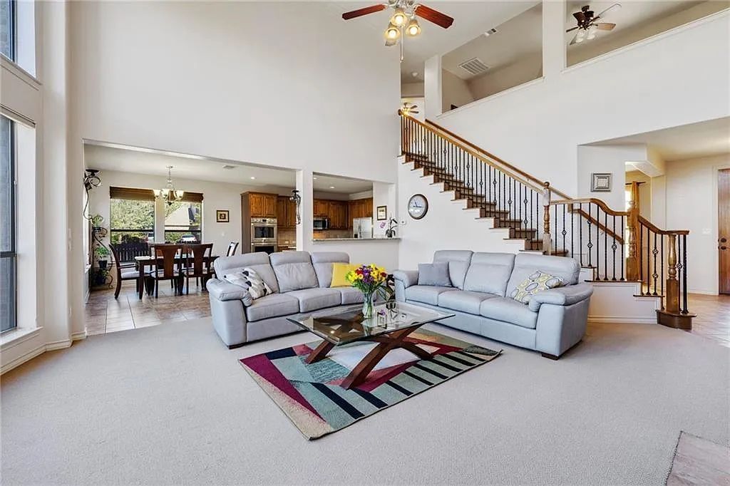 5 bed, 3.5 bath, 3972 sqft, $3,500 — Photo 3