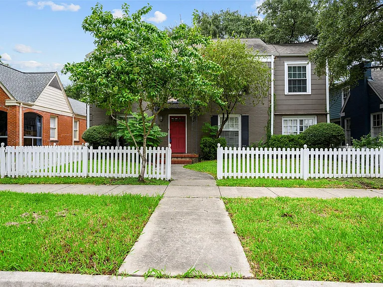 1832 Lexington St — Photo 1