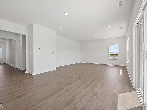 3rd image of 929 Angilee Way