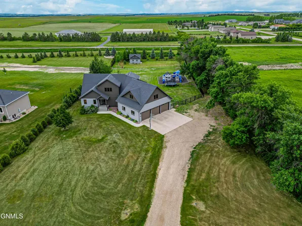 8317 Harvest Hills Dr, Bismarck, ND 58503