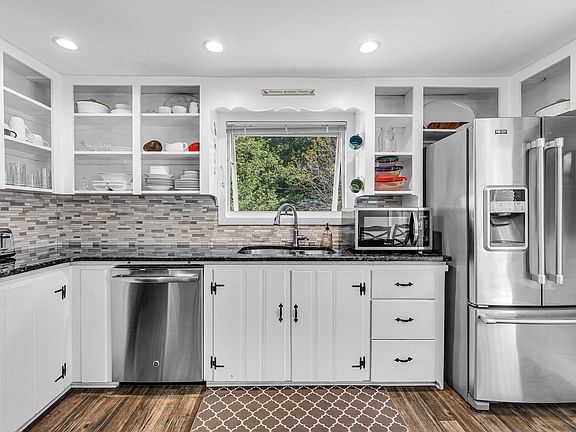 5th image of 123 Metacomet St