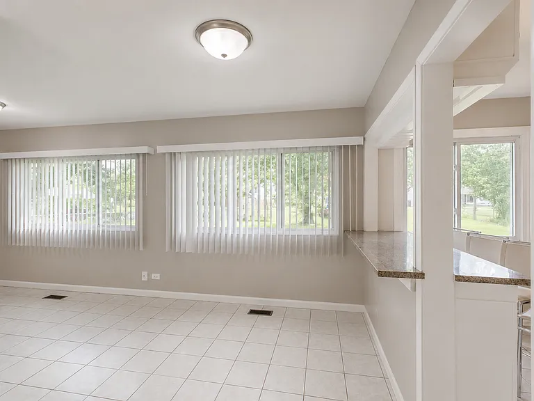 6847 Hawthorne Ln — Photo 6