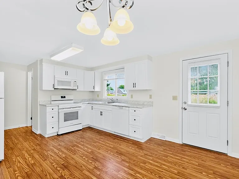 30 Commodore St #B — Photo 10