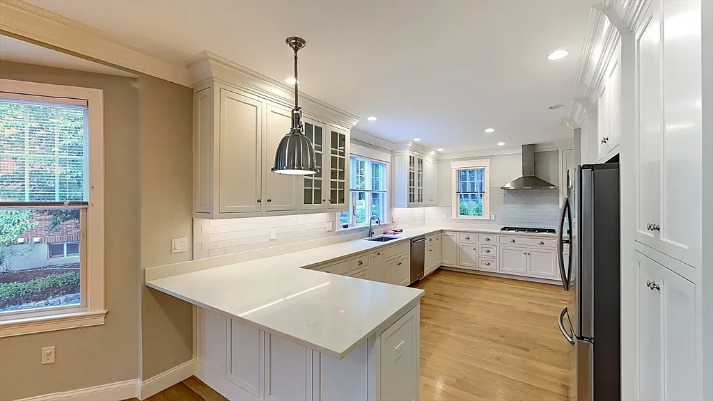 5 bed, 3.5 bath, 2488 sqft, $8,500 — Photo 2