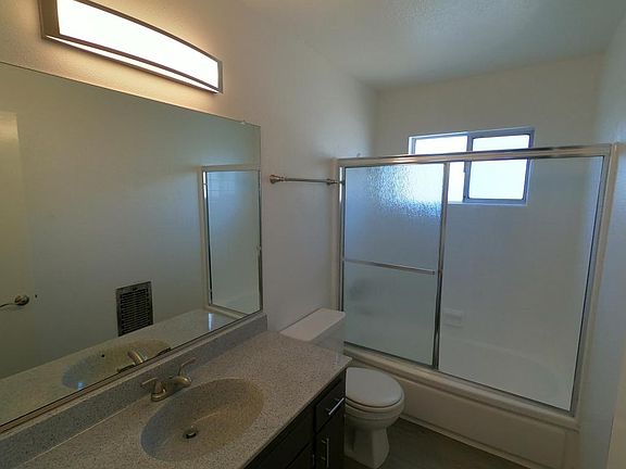 3rd image of 11450 Moorpark St #227