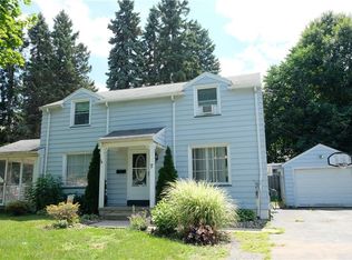 7 Meadowwood Rd, Rochester, NY 14616