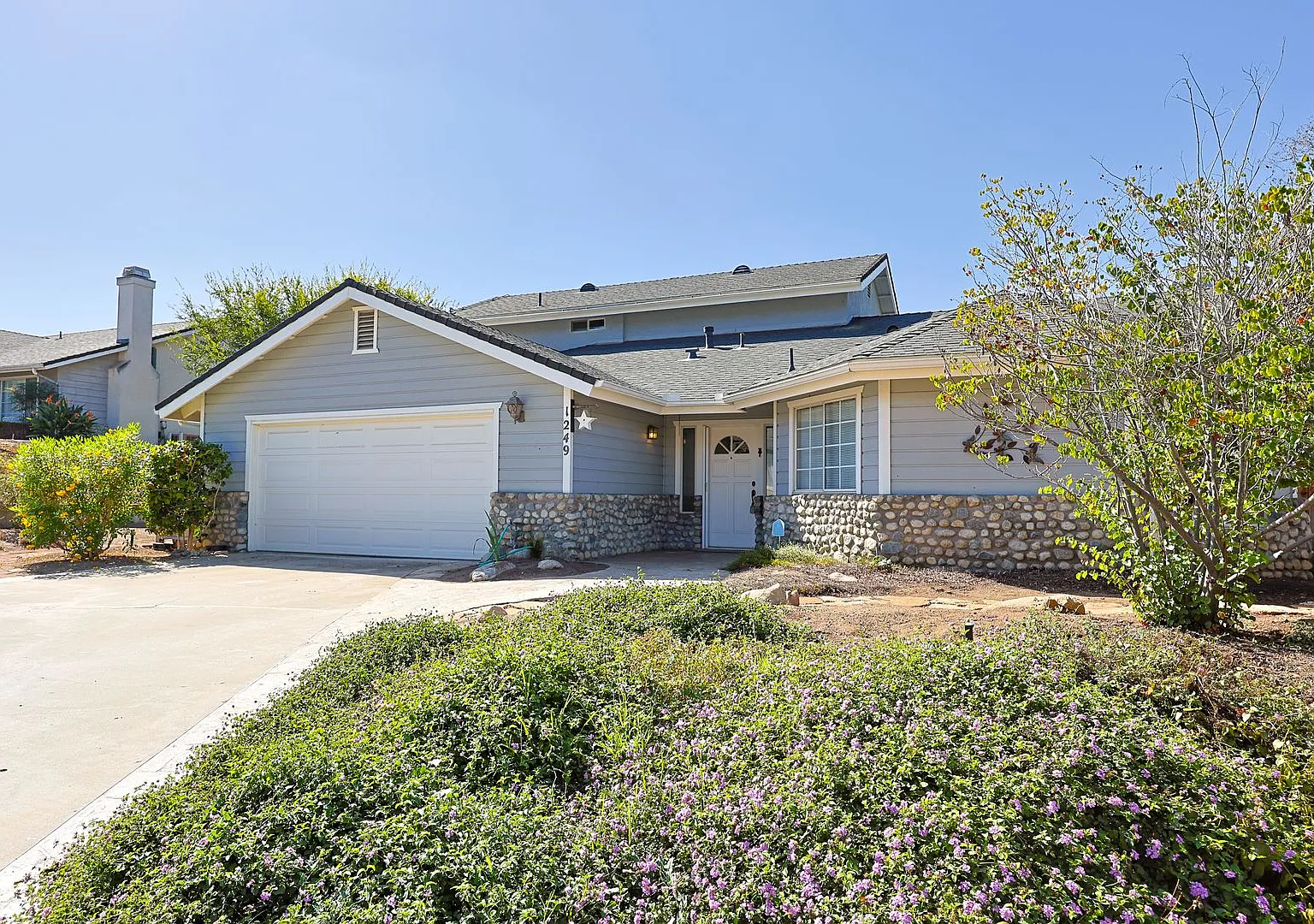 Spacious 4BR/2.5BA Vista Home with Large Backyard, 2-Car Garage — Photo 2