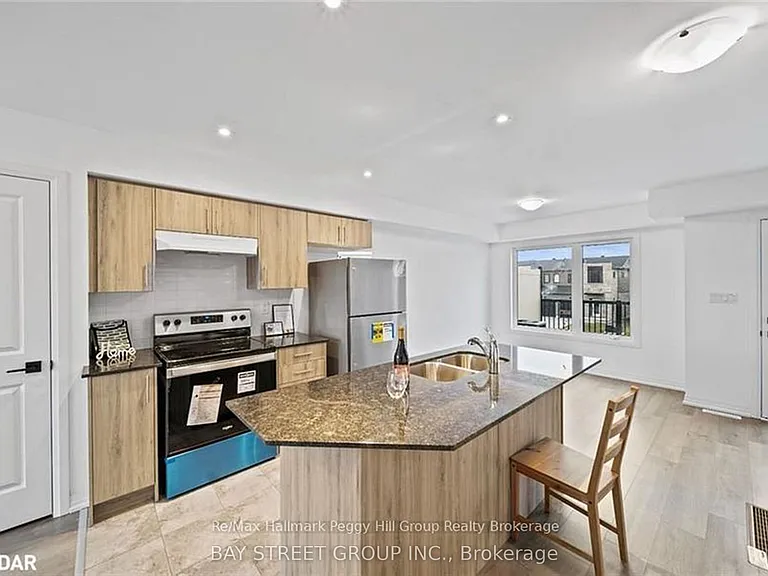 27 Fairlane Ave — Photo 4