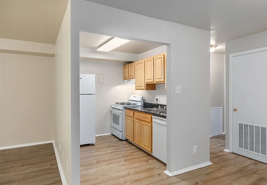 Sussex Square Apartments — Photo 4