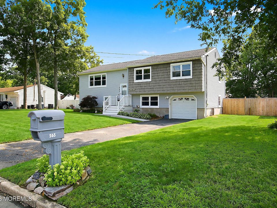1st image of 563 Oakhollow Lane