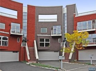 15 Vela Way #15, Edgewater, NJ 07020