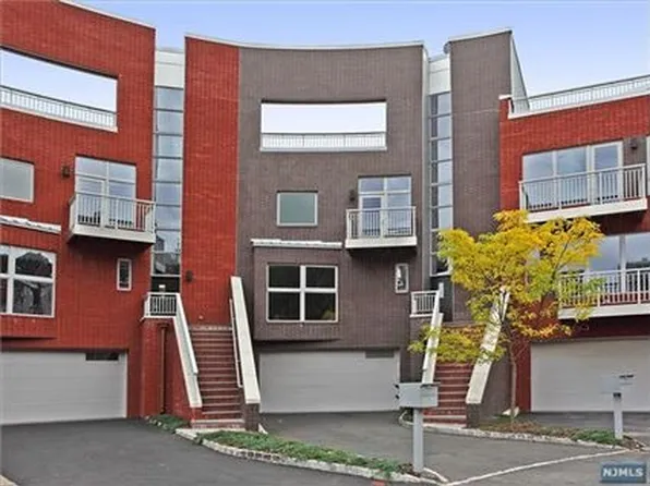 15 Vela Way #15, Edgewater, NJ 07020