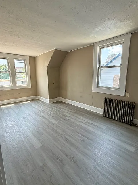 5 bed, $4,400 — Photo 2