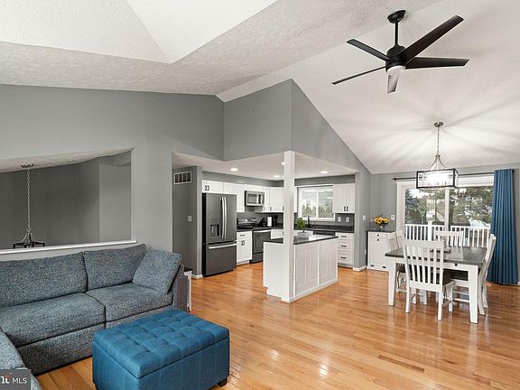 4th image of 725 Heston Ln